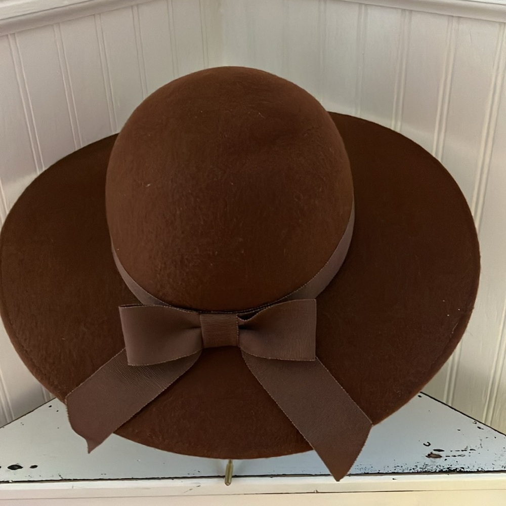 Ladies Brown 💯% Wool Hat With 3” Brim